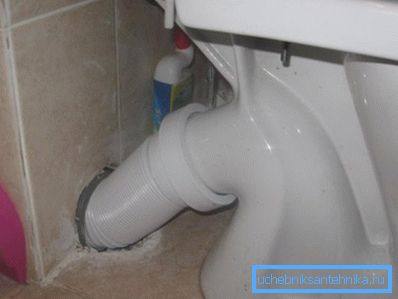 Unabhängiger Anschluss der Toilette an das Abwasser gewellt Unabhängiger Anschluss der Toilette an das Abwasser gewellt