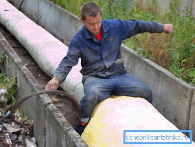 Unabhängige Isolierung von Wasserleitungen auf der Straße Unabhängige Isolierung von Wasserleitungen auf der Straße