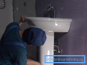 Unabhängige Installation eines Waschbeckens im Badezimmer Unabhängige Installation eines Waschbeckens im Badezimmer