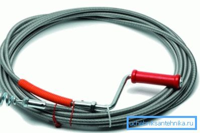 Sanitärkabel mit einer Spiralspitze zum Einfangen von Abfällen. Sanitärkabel mit einer Spiralspitze zum Einfangen von Abfällen.