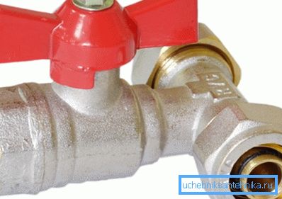 Sanitär-T-Stück 1 2 mit einem Hahn für eine Metallplastikleitung Sanitär-T-Stück 1 2 mit einem Hahn für eine Metallplastikleitung