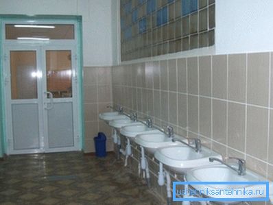 Das Badezimmer der Sekundarschule Das Badezimmer der Sekundarschule