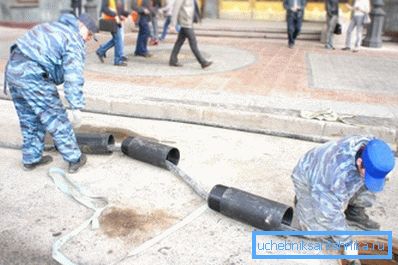 Pipeline-Segmente werden nach dem Locher gezogen Pipeline-Segmente werden nach dem Locher gezogen