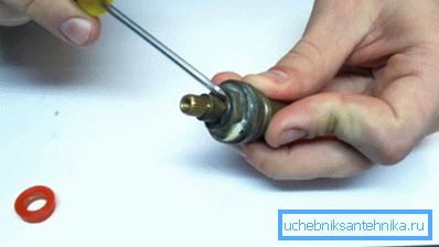 Die Waschmaschine wird mit einem dünnen Schraubendreher eingehakt.