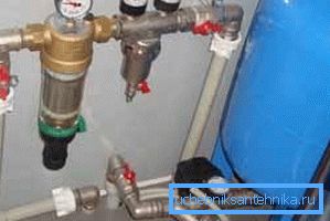 Die Installation der Wasserversorgung in der Hütte vom Brunnen aus sieht die obligatorische Installation von Steuergeräten vor Die Installation der Wasserversorgung in der Hütte vom Brunnen aus sieht die obligatorische Installation von Steuergeräten vor