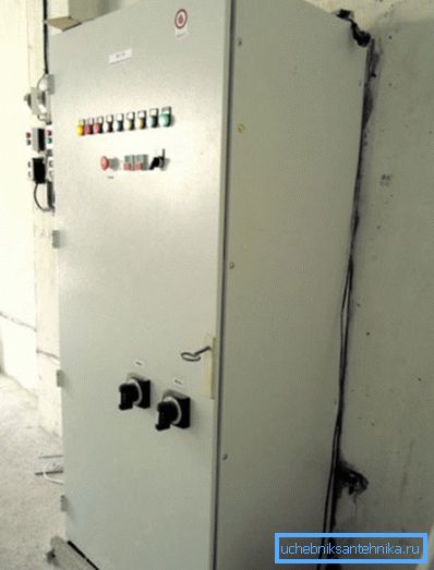 Feueralarmschrank in einer Industrieanlage Feueralarmschrank in einer Industrieanlage