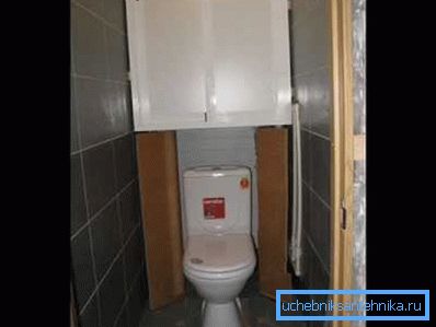Der Schrank in der Toilette verdeckt perfekt die Kommunikation Der Schrank in der Toilette verdeckt perfekt die Kommunikation