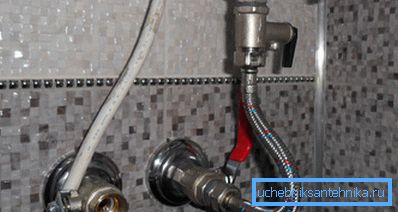Dank flexibler Schläuche können Sie Wasserhähne sowie Installations- und Küchengeräte schnell und zuverlässig an die Kommunikation anschließen Dank flexibler Schläuche können Sie Wasserhähne sowie Installations- und Küchengeräte schnell und zuverlässig an die Kommunikation anschließen