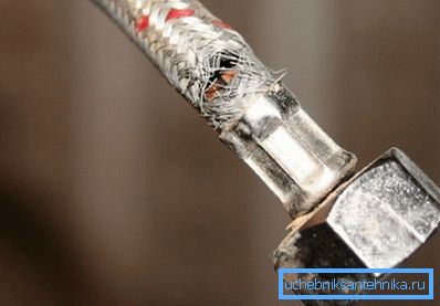 Schläuche von geringer Qualität werden oft gerissen und durchflutet den Raum. Schläuche von geringer Qualität werden oft gerissen und durchflutet den Raum.