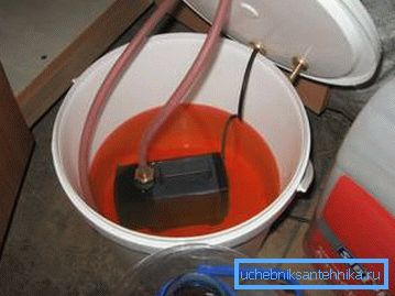Eine Schnur und ein Stock wären wahrscheinlich nützlich, um die Pumpe sicher zu entfernen. Eine Schnur und ein Stock wären wahrscheinlich nützlich, um die Pumpe sicher zu entfernen.