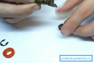 Die Stange muss gereinigt und geschmiert werden Die Stange muss gereinigt und geschmiert werden