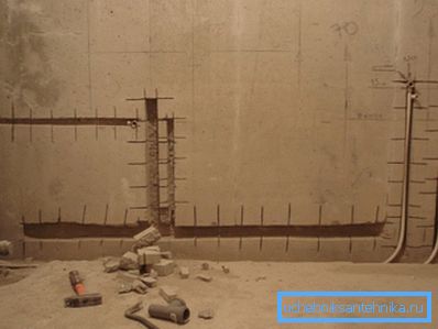 Durch die Rillen können Sie den Nutzraum im Raum vergrößern, indem Sie die Rohrleitung in den Wänden verstecken Durch die Rillen können Sie den Nutzraum im Raum vergrößern, indem Sie die Rohrleitung in den Wänden verstecken
