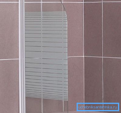 Das System ist sowohl an der Wand als auch am Boden befestigt. Das System ist sowohl an der Wand als auch am Boden befestigt.
