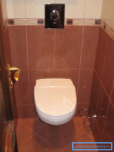 System mit verstecktem Tank in einer Nische montiert System mit verstecktem Tank in einer Nische montiert