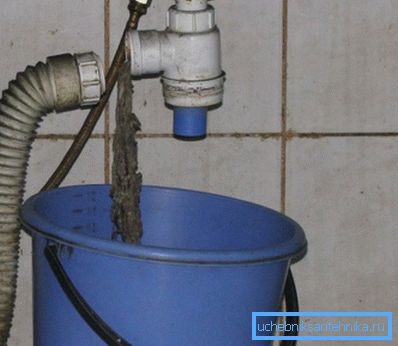 Die Ansammlung von Trümmern im Siphon unter der Spüle. Die Ansammlung von Trümmern im Siphon unter der Spüle.