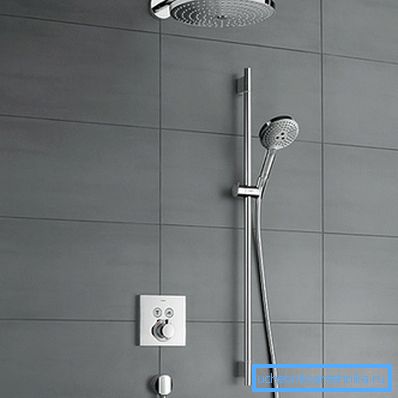 Versteckte Installation von Sanitär in minimalistischem Innendesign Versteckte Installation von Sanitär in minimalistischem Innendesign