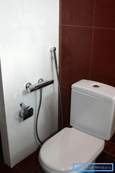 Wasserhahn für die hygienische Dusche im Toilettenraum Wasserhahn für die hygienische Dusche im Toilettenraum