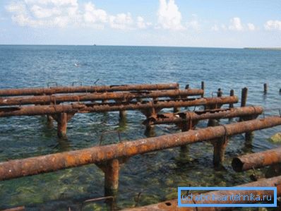 Zu rostige Materialien oder Rohre, die mit Salzwasser in Kontakt gekommen sind, sollten für diese Konstruktion nicht verwendet werden, da sie korrodieren können. Zu rostige Materialien oder Rohre, die mit Salzwasser in Kontakt gekommen sind, sollten für diese Konstruktion nicht verwendet werden, da sie korrodieren können.