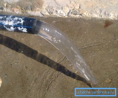 Wasser sollte so weit wie möglich entnommen werden. Wasser sollte so weit wie möglich entnommen werden.