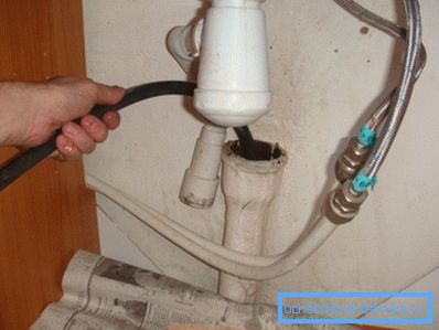 Siphon unter der Spüle ablassen. Siphon unter der Spüle ablassen.