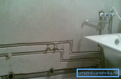 Abflussrohre können auch in der Wand versteckt werden. Abflussrohre können auch in der Wand versteckt werden.