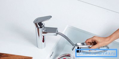 Ausziehbarer Waschbeckenhahn ist bequem zum Abwasch Ausziehbarer Waschbeckenhahn ist bequem zum Abwasch