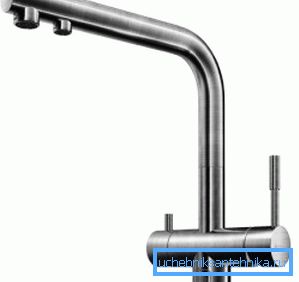 Der Mischer für das Wasserhahn- und das gefilterte Wasser hat zwei getrennte Schlussfolgerungen Der Mischer für das Wasserhahn- und das gefilterte Wasser hat zwei getrennte Schlussfolgerungen