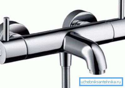 Mischer mit flexibler Dusche und Thermostat Mischer mit flexibler Dusche und Thermostat