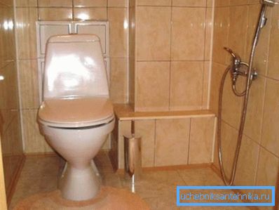 Mischbatterie mit hygienischer Dusche für Bidet im separaten Badezimmer