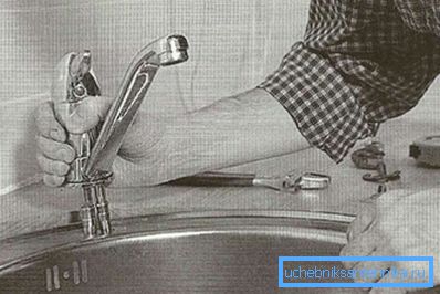 Das Entfernen des Wasserhahns von der Spüle in der Küche ist erledigt Das Entfernen des Wasserhahns von der Spüle in der Küche ist erledigt