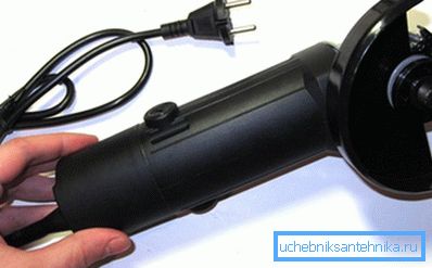 Mit einer Stahlbolzenschleifmaschine Mit einer Stahlbolzenschleifmaschine