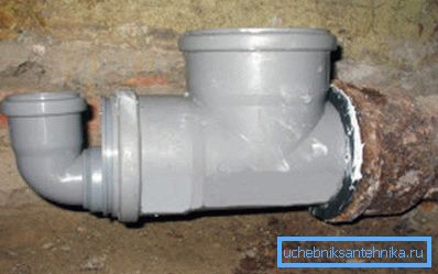 Anschluss eines Kunststoff-T-Stücks mit einem Roheisenrohr Anschluss eines Kunststoff-T-Stücks mit einem Roheisenrohr