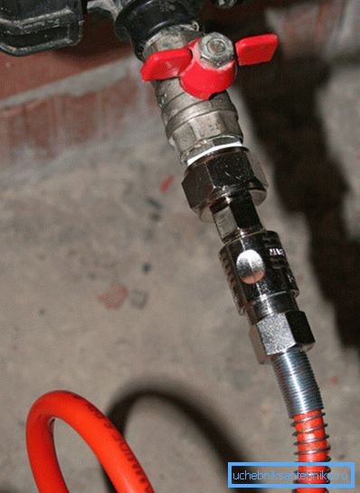 Verbinden Sie den Tank mit dem Fitting. Verbinden Sie den Tank mit dem Fitting.