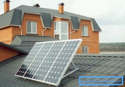 Sonnenkollektoren auf dem Dach helfen zu sparen Sonnenkollektoren auf dem Dach helfen zu sparen