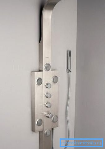 Moderne Duschplatte mit Kopfbrause und Mixer Moderne Duschplatte mit Kopfbrause und Mixer
