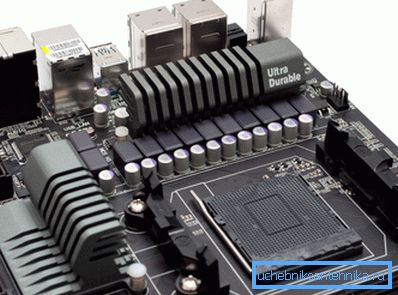 Ein modernes Motherboard mit Radiatoren zum Kühlen des Chipsatzes und der Transistoren. Ein modernes Motherboard mit Radiatoren zum Kühlen des Chipsatzes und der Transistoren.