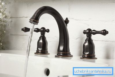 Moderner Mischer aus patinierter Bronze. Moderner Mischer aus patinierter Bronze.