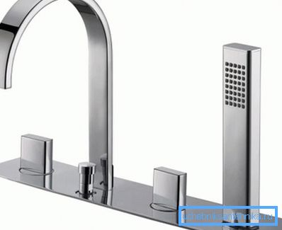 Moderne Einsteck-Badarmatur mit Dusche Moderne Einsteck-Badarmatur mit Dusche