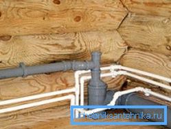 Das in einem Holzhaus entstandene Abwasser-Do-it-Yourself hat meistens einen offenen Typ. Das in einem Holzhaus entstandene Abwasser-Do-it-Yourself hat meistens einen offenen Typ.