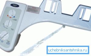 Spezialsystem, das unter der Abdeckung installiert ist und die Funktionen eines Bidet implementiert Spezialsystem, das unter der Abdeckung installiert ist und die Funktionen eines Bidet implementiert