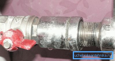 Spezialkupplung für den richtigen Übergang von einem Rohrtyp zu einem anderen Spezialkupplung für den richtigen Übergang von einem Rohrtyp zu einem anderen