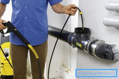 Eine spezielle Vorrichtung zum Blasen von Rohren unter Wasserdruck wird meistens von professionellen Handwerkern oder Unternehmen verwendet, die ähnliche Dienstleistungen anbieten.