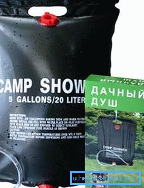 Vergleichen einer mit Flüssigkeit gefüllten Dusche mit einem Paket, in dem sie gefaltet ist Vergleichen einer mit Flüssigkeit gefüllten Dusche mit einem Paket, in dem sie gefaltet ist