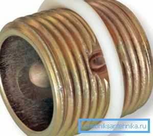 Stahlnippel mit Cadmium-Schutzschicht. Stahlnippel mit Cadmium-Schutzschicht.