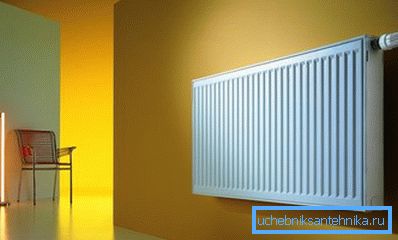 Stahlkühler an der Wand Stahlkühler an der Wand