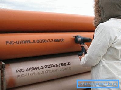 Stahlelemente für die Montage von Wasserleitungen mit Markierung Stahlelemente für die Montage von Wasserleitungen mit Markierung