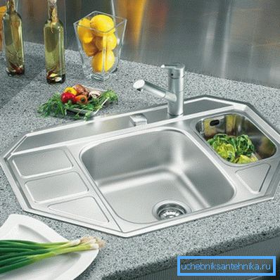 Edelstahlspülen sind bekannte Accessoires moderner Küchen. Edelstahlspülen sind bekannte Accessoires moderner Küchen.