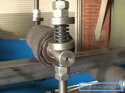 Die Maschine zum Reinigen eines Profilrohres aus Metall Die Maschine zum Reinigen eines Profilrohres aus Metall