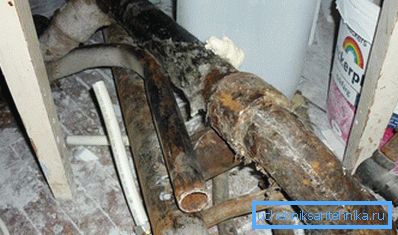 Altes demontiertes Wassersystem Altes demontiertes Wassersystem