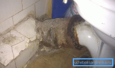Alte Gusseisenprodukte sind sehr schwer zu ersetzen - dieser Prozess erfordert den Abbau des größten Teils des Abwassersystems Alte Gusseisenprodukte sind sehr schwer zu ersetzen - dieser Prozess erfordert den Abbau des größten Teils des Abwassersystems